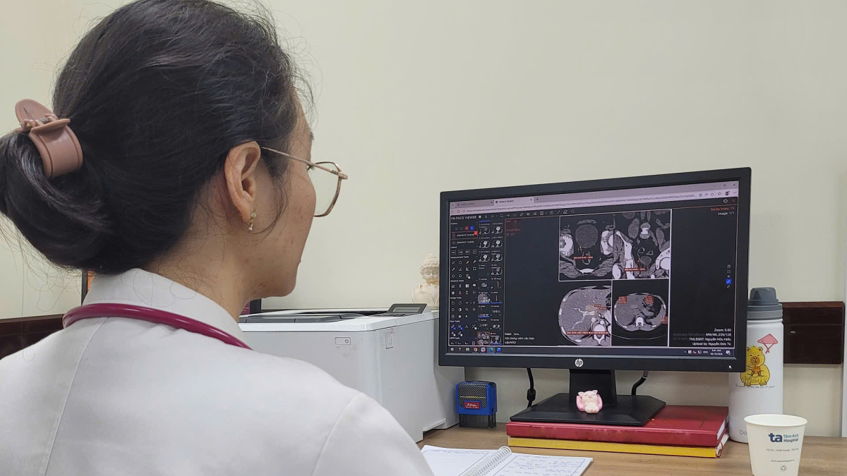 Bé trai tiểu ra máu do sỏi niệu quản