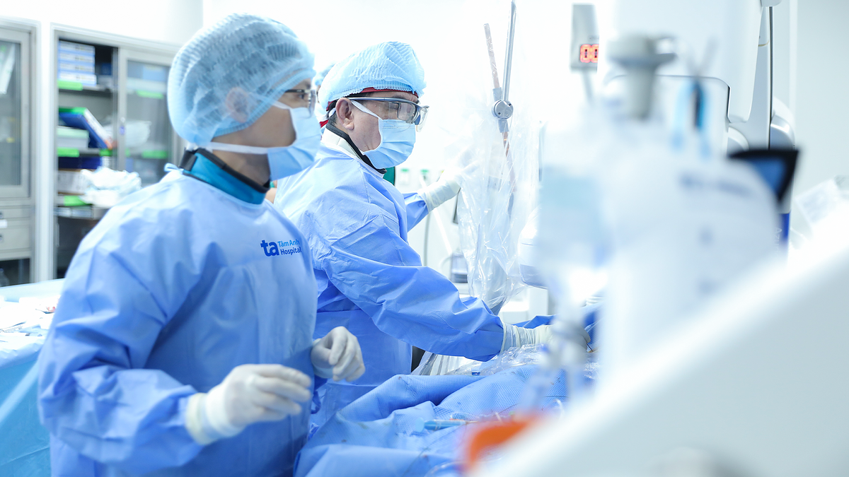 Thay van tim cho cụ ông suy thận