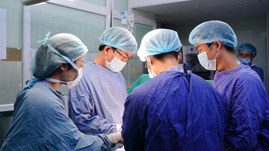 Phát hiện ung thư dạ dày từ dấu hiệu đau bụng, ợ hơi