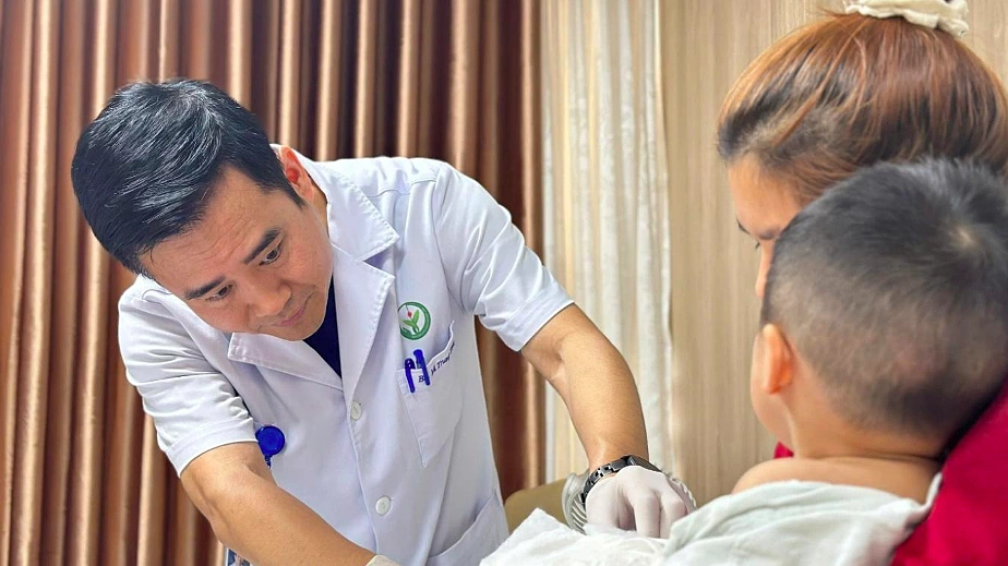 Bé trai 22 tháng tuổi đứt rời bàn tay do máy dập cốc