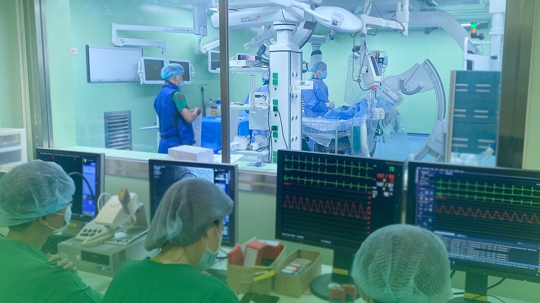 Tưởng đau khớp tuổi già hóa tắc mạch máu hai chân