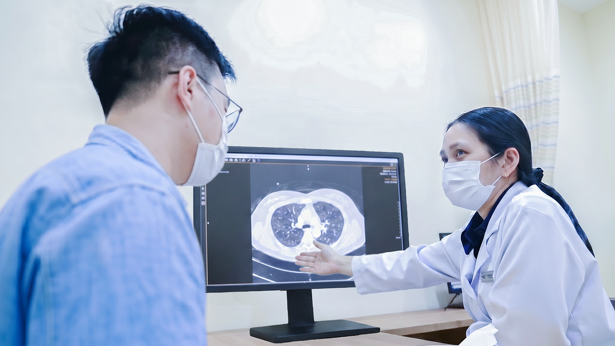 Ai dễ mắc viêm phổi do hít sặc?