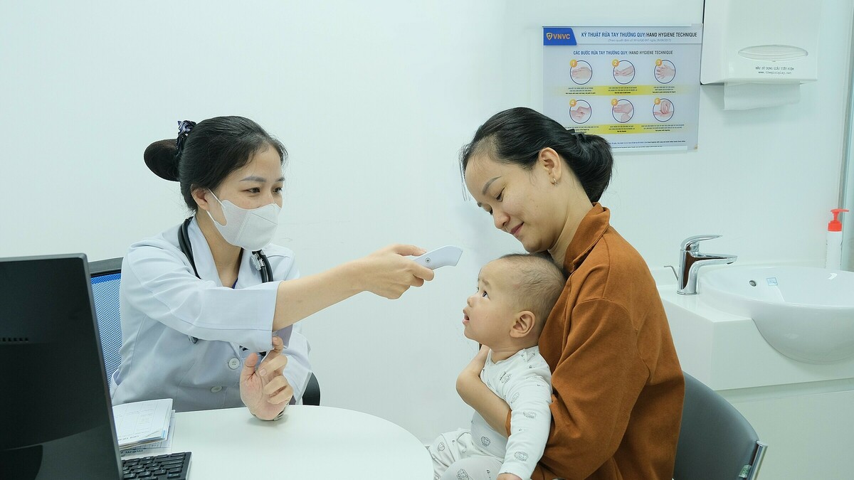 Có phải trời nắng nóng tiêm vaccine dễ sốt hơn?