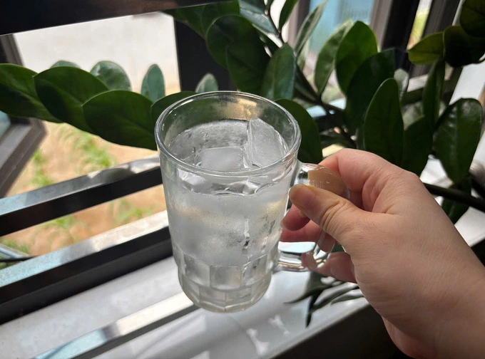 4 sai lầm khiến axit uric cao dù ăn kiêng 2 Uống đủ nước giúp cơ thể đào thải axit uric qua nước tiểu hiệu quả hơn. Ảnh: Bảo Bảo