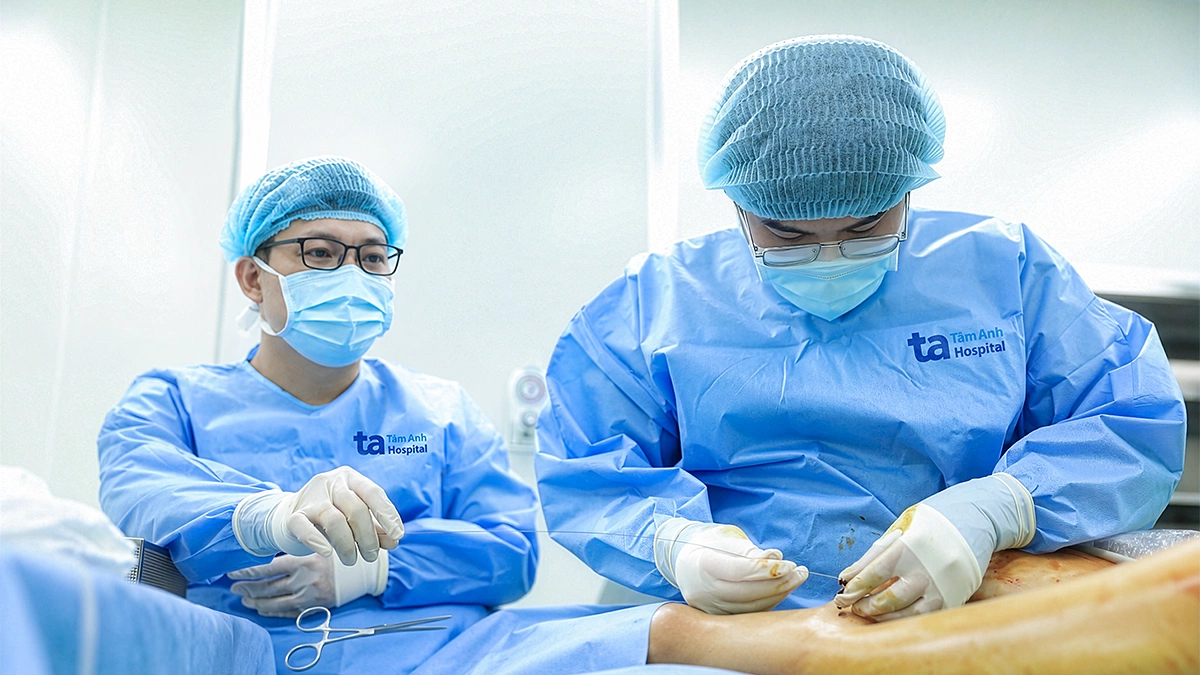 Can thiệp "2 trong 1" chữa suy giãn tĩnh mạch