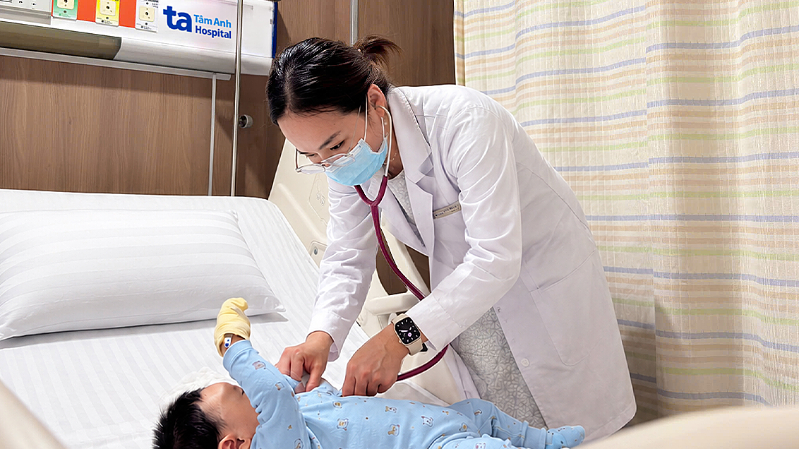 Bé trai viêm mô tế bào do độc tố kiến ba khoang