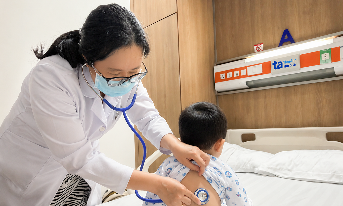 Da bé trai bong tróc do độc tố tụ cầu khuẩn