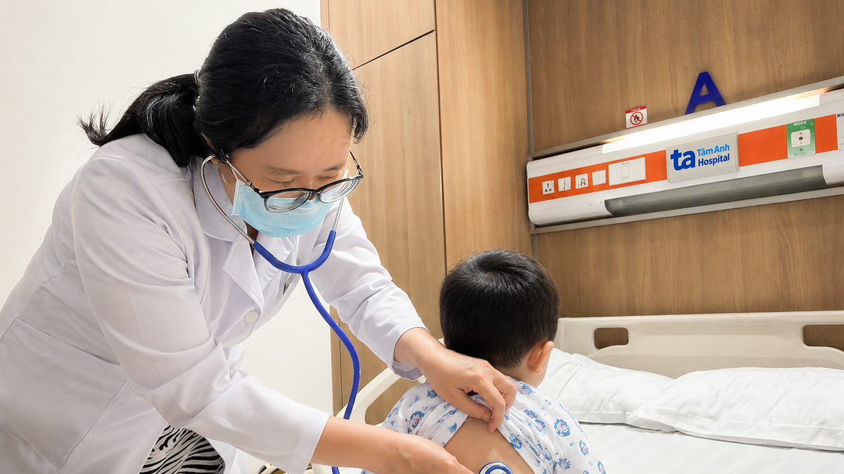 Da bé trai bong tróc do độc tố tụ cầu khuẩn