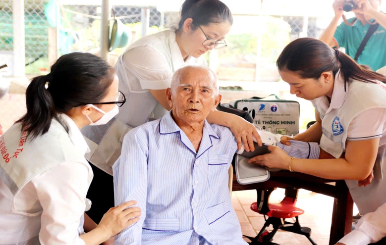 ĐỘI NGŨ BÁC SĨ GIA ĐÌNH GIỎI TẠI TP HCM CHĂM SÓC NGƯỜI BỆNH TẬN NƠI
