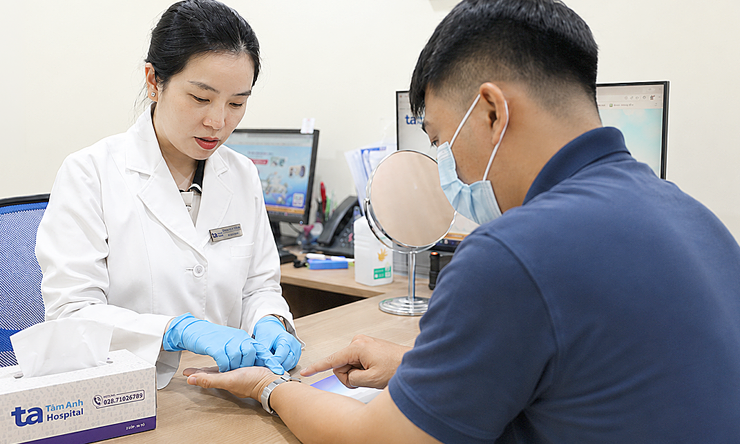 Bệnh chàm khiến chàng trai mất dấu vân tay