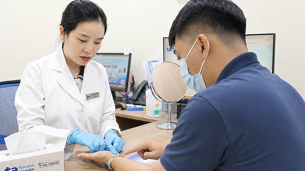 Bệnh chàm khiến chàng trai mất dấu vân tay