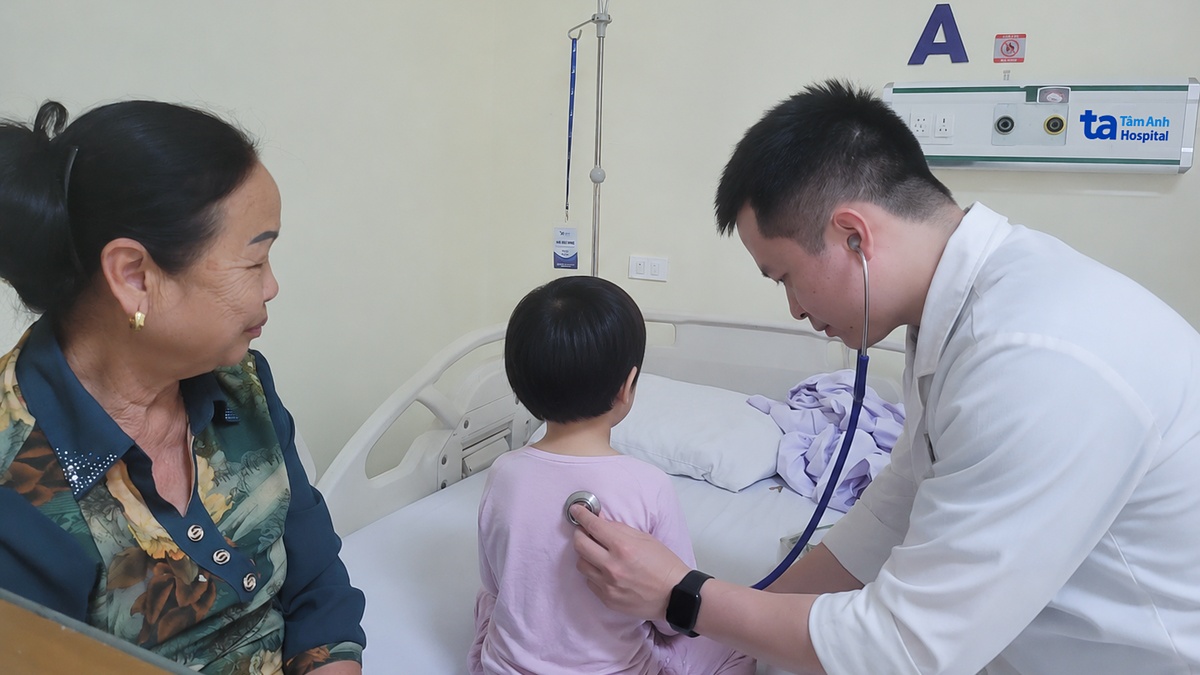 Bé gái sưng hai mắt do nhiễm khuẩn tụ cầu vàng