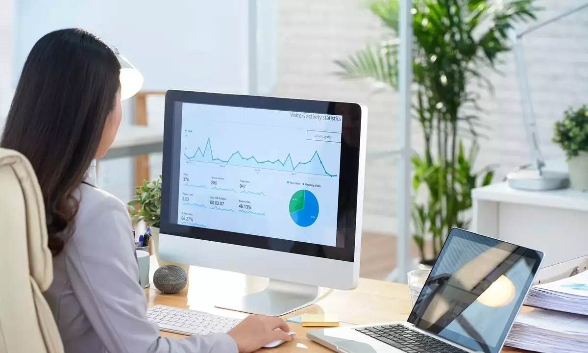 Mắt 'kêu cứu' sau 10 giờ mỗi ngày ôm máy tính