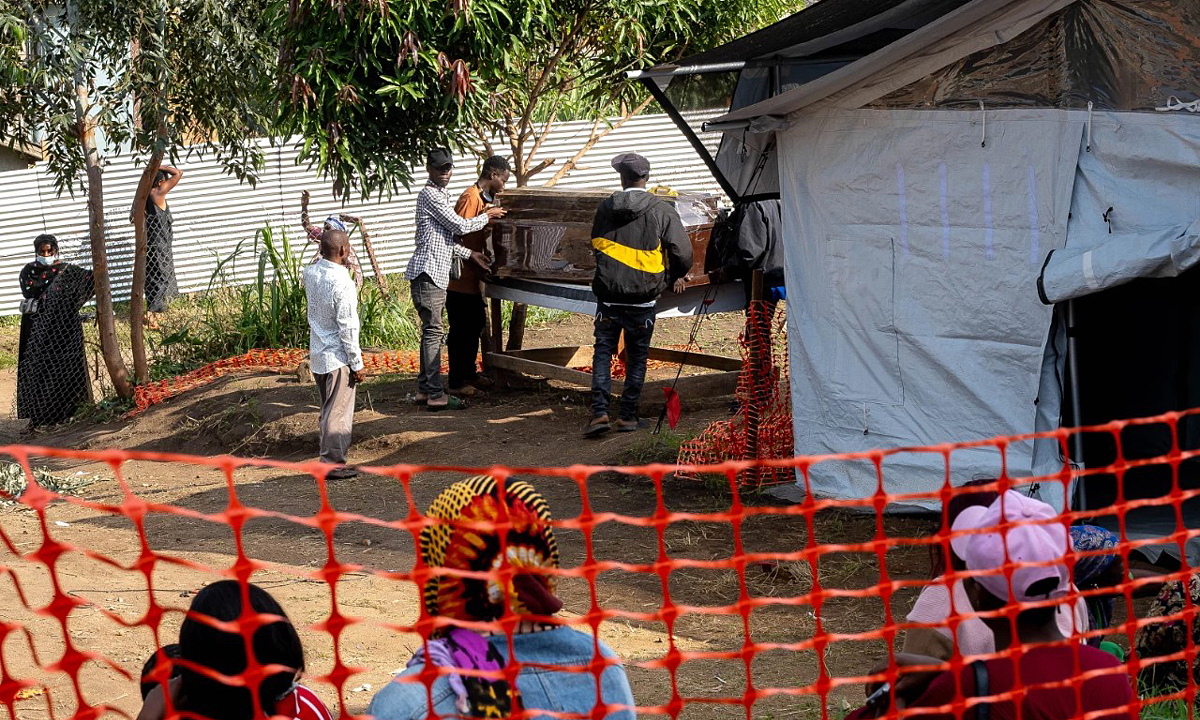 'Quan tài bị nguyền rủa' và thị trấn đào vàng trong tâm dịch Ebola