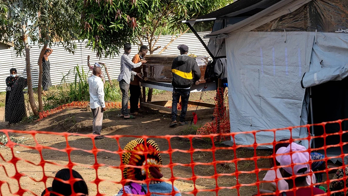 'Quan tài bị nguyền rủa' và thị trấn đào vàng trong tâm dịch Ebola