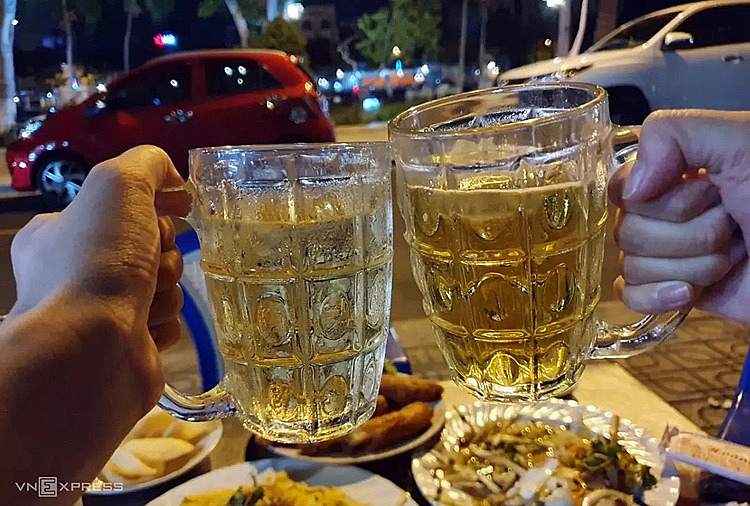 Vay niềm vui từ cồn, 'trả lãi' bằng lá gan