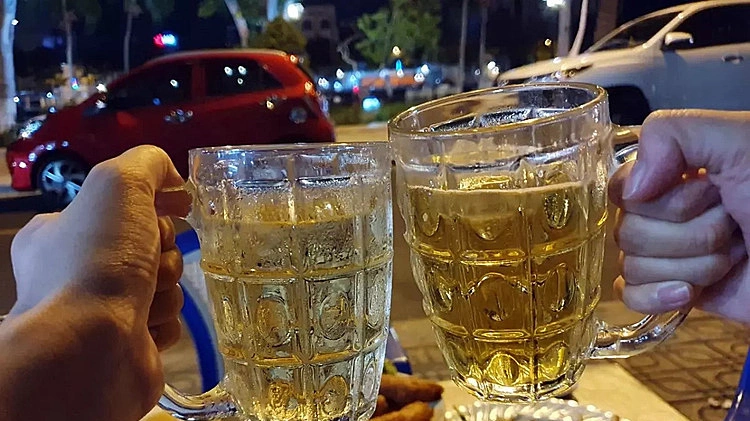 Vay niềm vui từ cồn, 'trả lãi' bằng lá gan