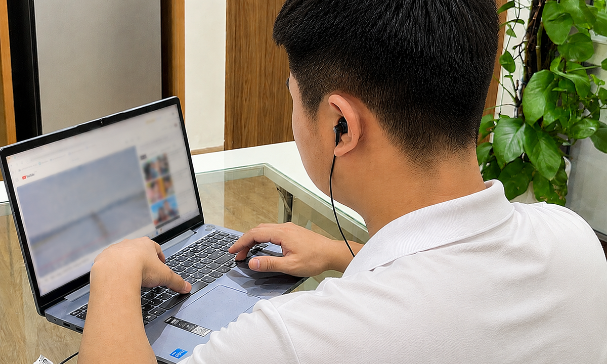 Đeo tai nghe cả ngày có giảm thính lực?