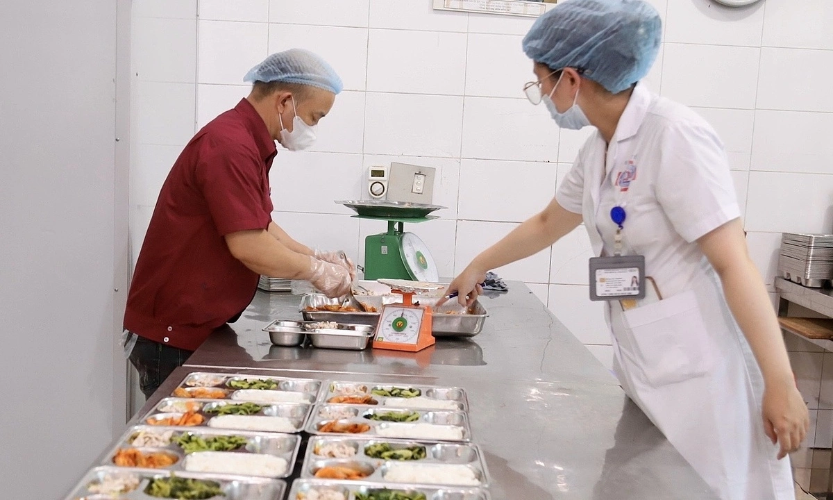 Bác sĩ cảnh báo bệnh nhân ung thư suy kiệt vì tâm lý 'ăn sợ nuôi khối u'