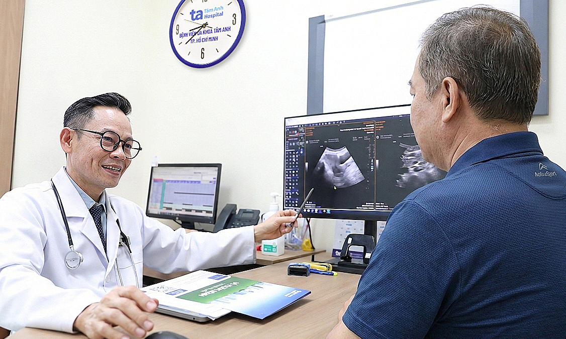 Viêm gan cấp sau hai tuần uống rượu, thức khuya