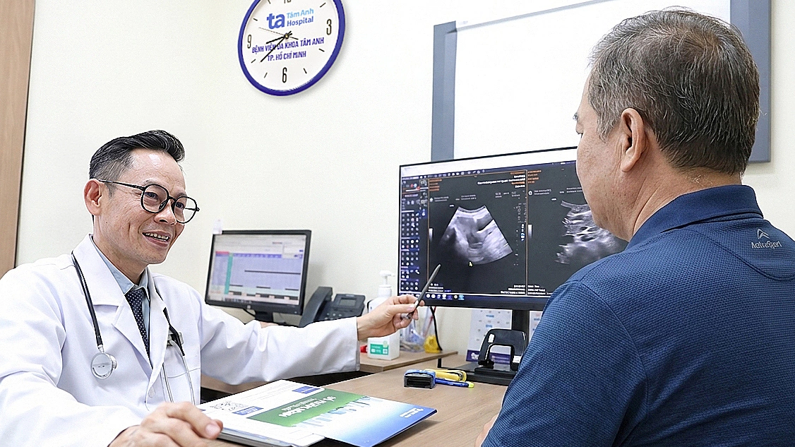 Viêm gan cấp sau hai tuần uống rượu, thức khuya
