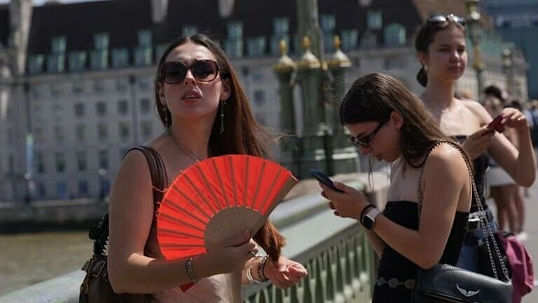 Vì sao phụ nữ chịu nắng nóng kém hơn nam giới?