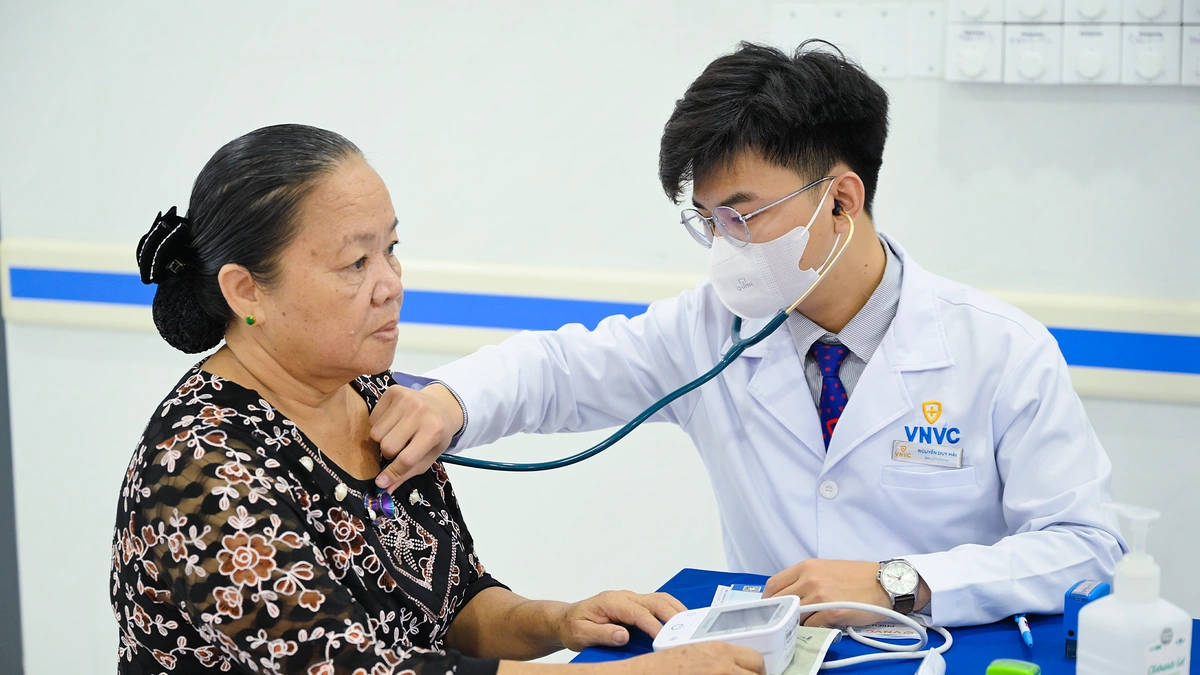 Bị cao huyết áp tiêm vaccine cúm cần lưu ý gì?