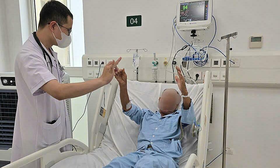 Bác sĩ Bạch Mai cơ sở Ninh Bình cứu 2 người đột quỵ trong ngày đầu mở cửa