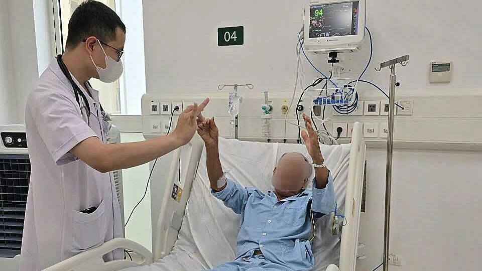 Bác sĩ Bạch Mai cơ sở Ninh Bình cứu 2 người đột quỵ trong ngày đầu mở cửa