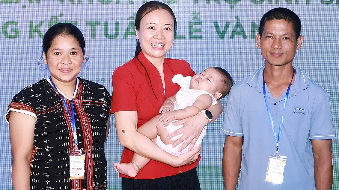 'Quả ngọt' sau 13 năm chữa hiếm muộn của người phụ nữ Cơ Tu