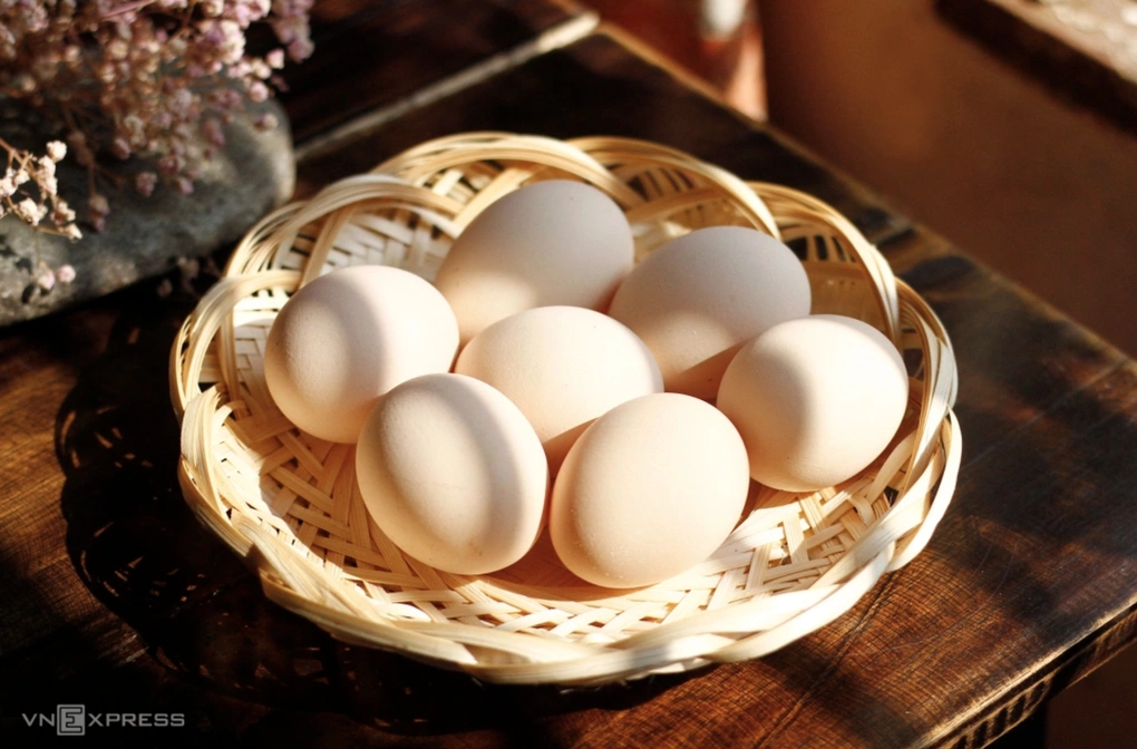 Điều gì xảy ra với não bộ nếu bạn ăn trứng mỗi tuần? 2 Ăn ít nhất một quả trứng mỗi tuần giúp giảm 47% nguy cơ mắc bệnh Alzheimer và bảo vệ sức khỏe não bộ nhờ các dưỡng chất quý giá trong lòng đỏ. Ảnh: Bùi Thủy