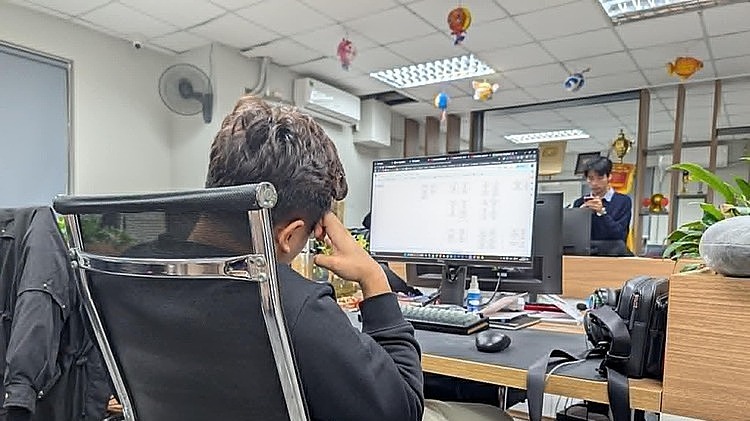 Ngồi lâu, ăn vội, ngủ ít - combo hủy hoại sức khỏe dân văn phòng