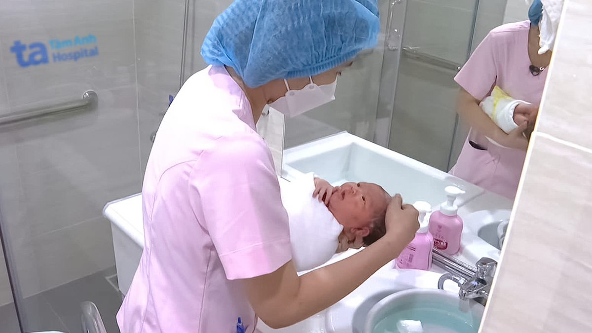 Trẻ sơ sinh nên tắm bao nhiêu lần mỗi tuần?