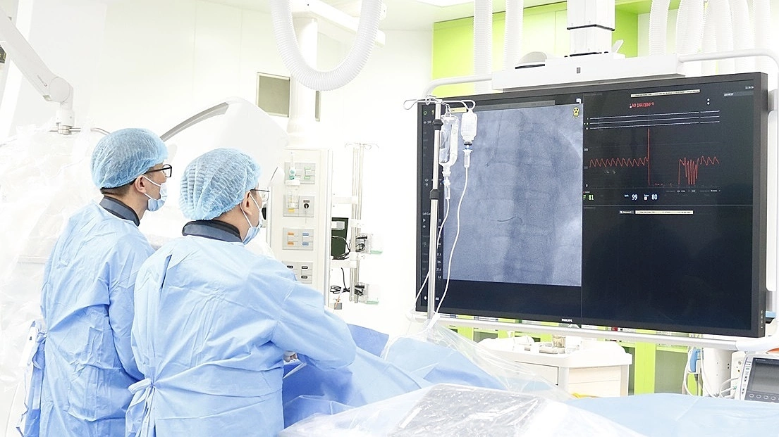 Người cha nhồi máu cơ tim trên chuyến xe đưa con đi chữa bệnh