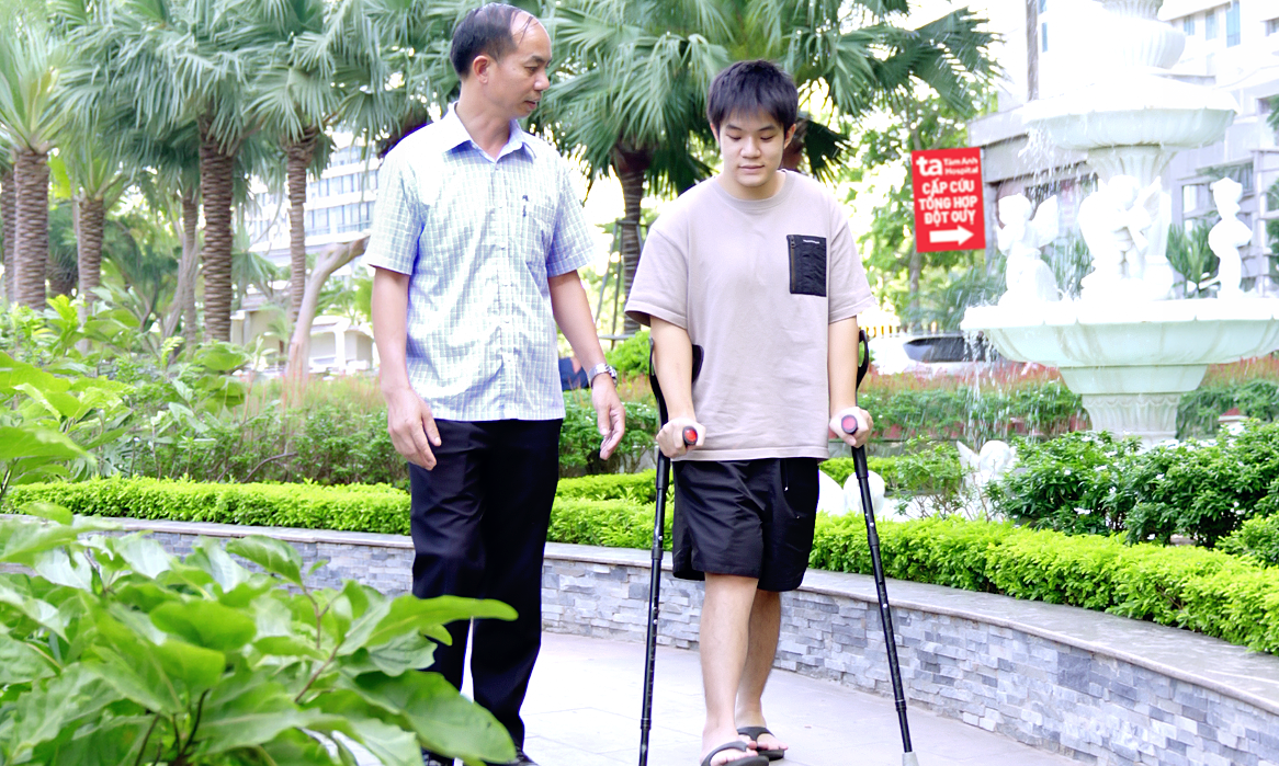 Thay khớp háng cho chàng trai mắc bệnh xương thủy tinh