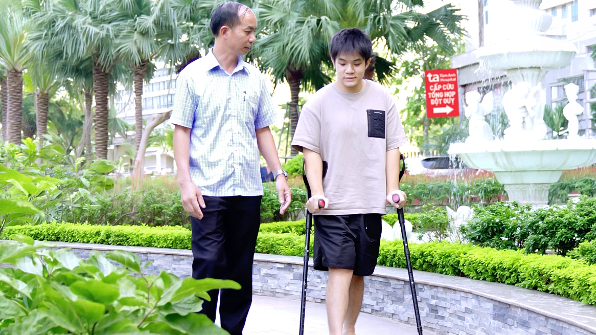 Thay khớp háng cho chàng trai mắc bệnh xương thủy tinh
