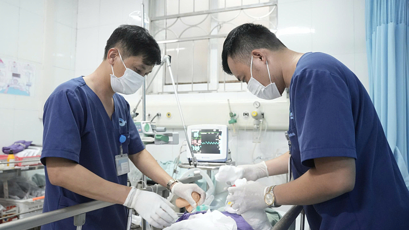 Bàn tay cô gái 19 tuổi bị máy xay thịt dập nát