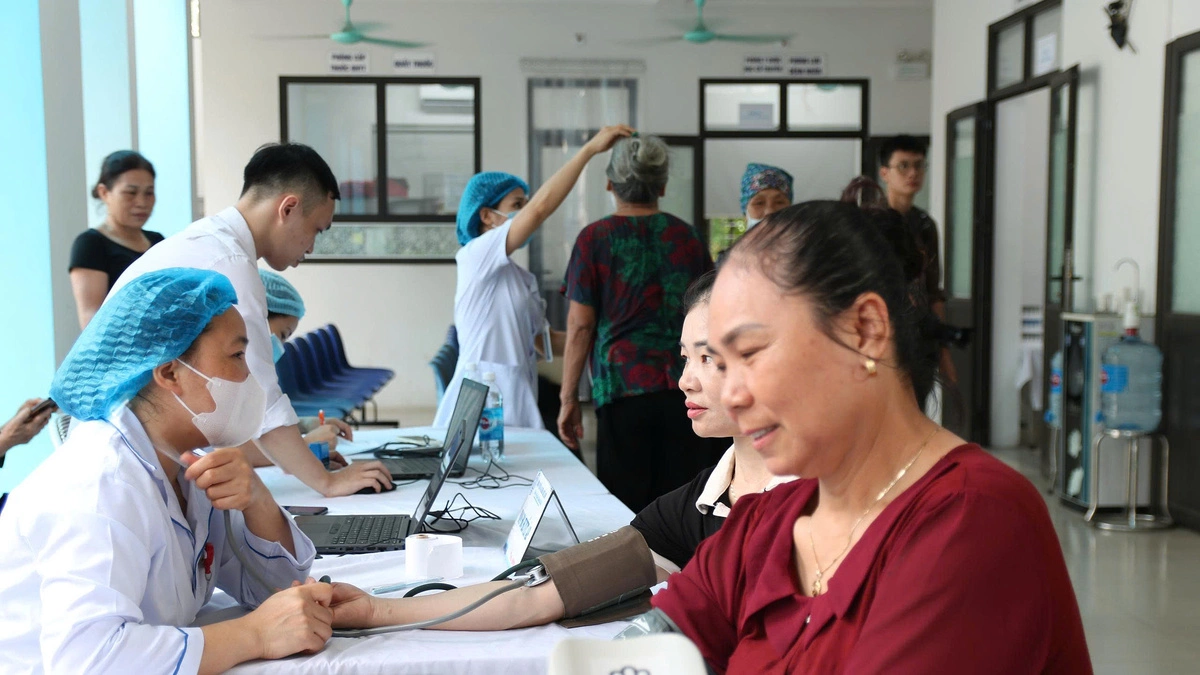Ngày đầu người dân Hà Nội khám sức khỏe miễn phí