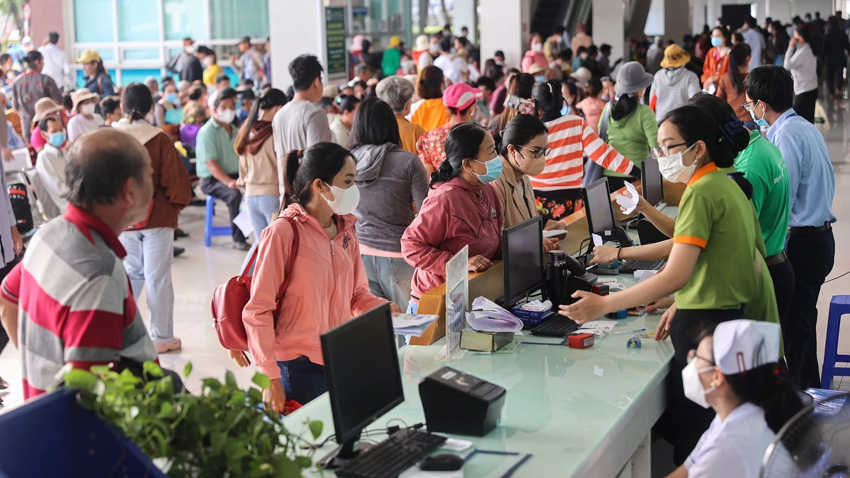 Người dân TP HCM phản ánh "quá tải bệnh viện, thiếu thuốc, chờ lâu"