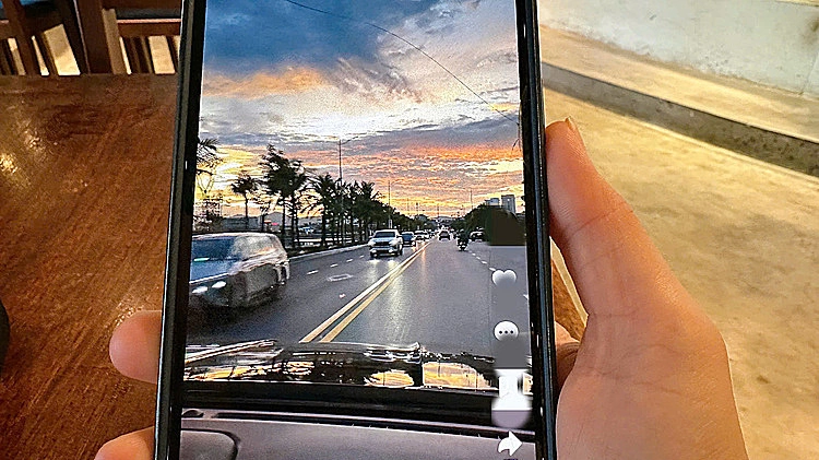 Hôn nhân nguội lạnh bởi chứng 'nghiện' video ngắn