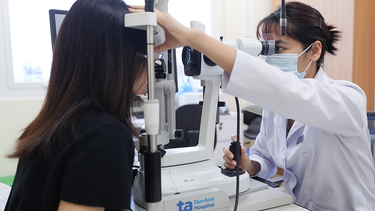 Keo 502 dính vào mắt có gây mù?