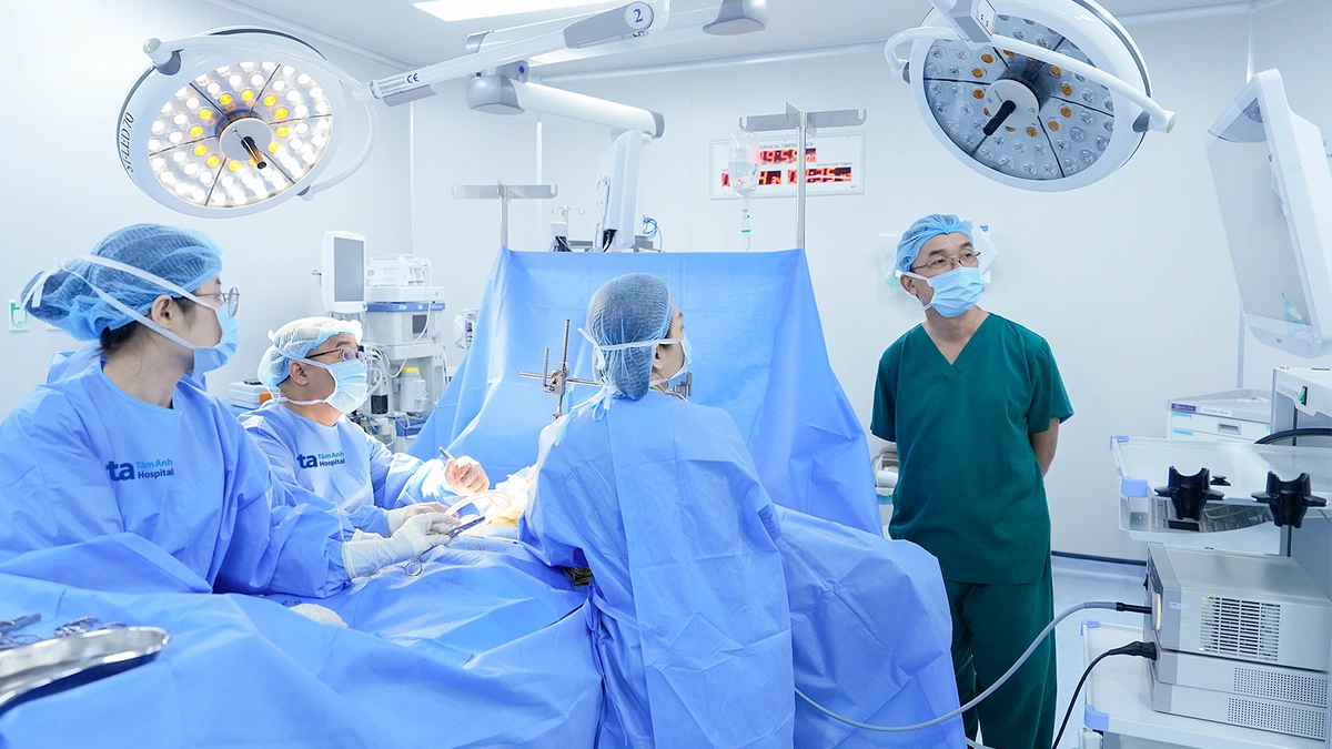 Đặt thanh nâng chỉnh lồng ngực lõm cho bé trai