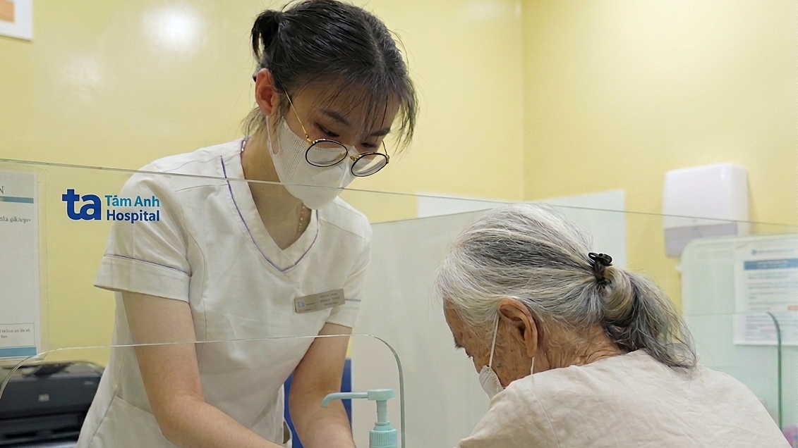 Mắc nhiều bệnh nền, cụ bà 101 tuổi tái phát viêm phổi