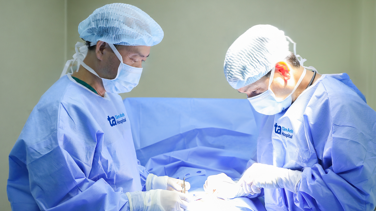 Phẫu thuật cắt dính thắng lưỡi, bao quy đầu cho bé trai