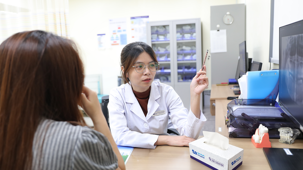 Làm gì khi răng vĩnh viễn mọc nhưng răng sữa chưa rụng?