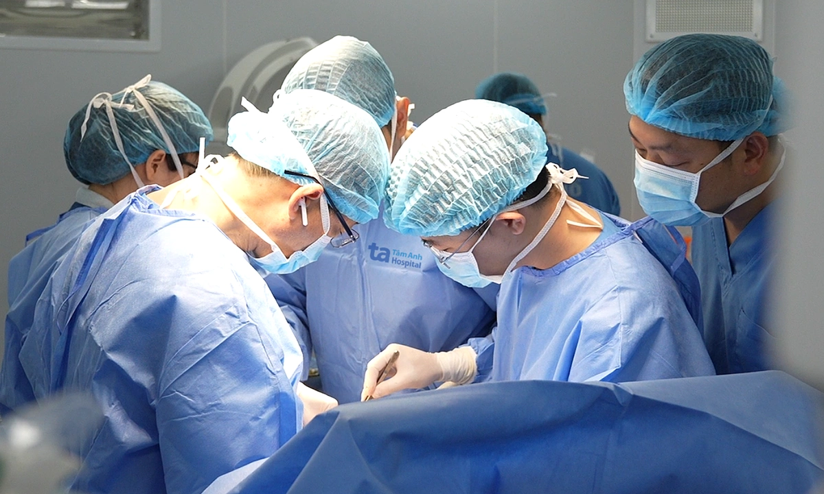 Bé trai bị dị tật ống phúc tinh mạc