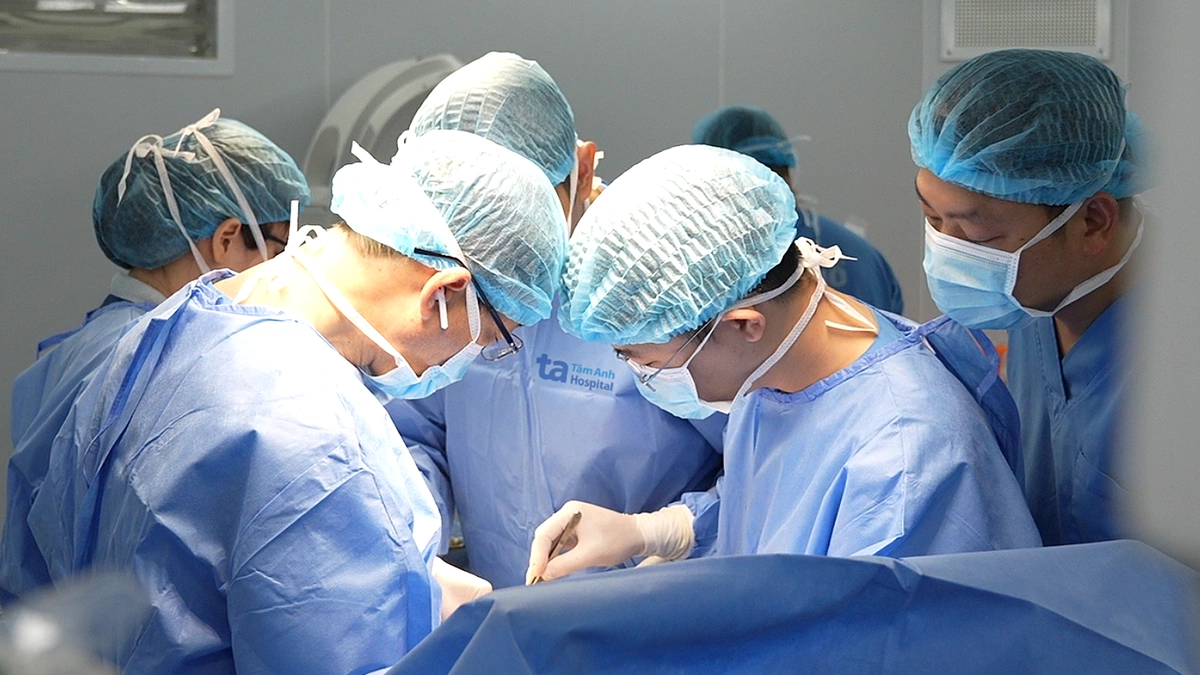 Bé trai bị dị tật ống phúc tinh mạc