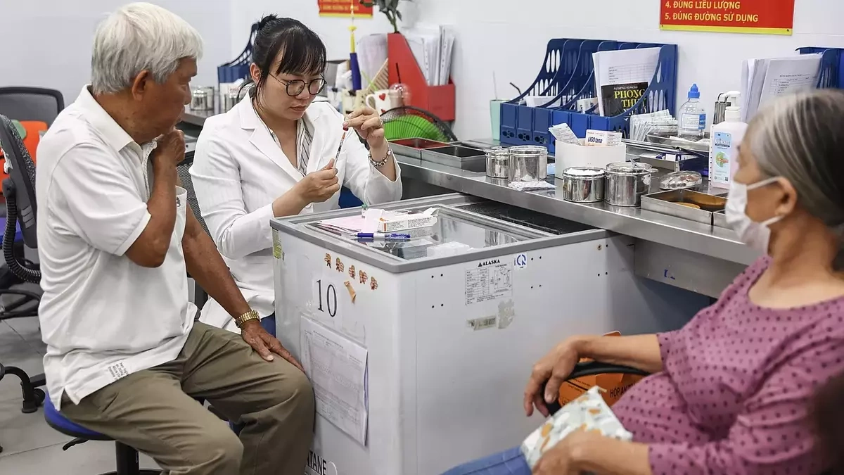 Cắt nửa liều thuốc, giấu bệnh vì "không muốn làm phiền con"