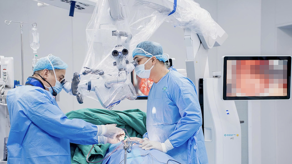 Cô gái 22 tuổi mổ thoát vị đĩa đệm nhờ kính vi phẫu AI