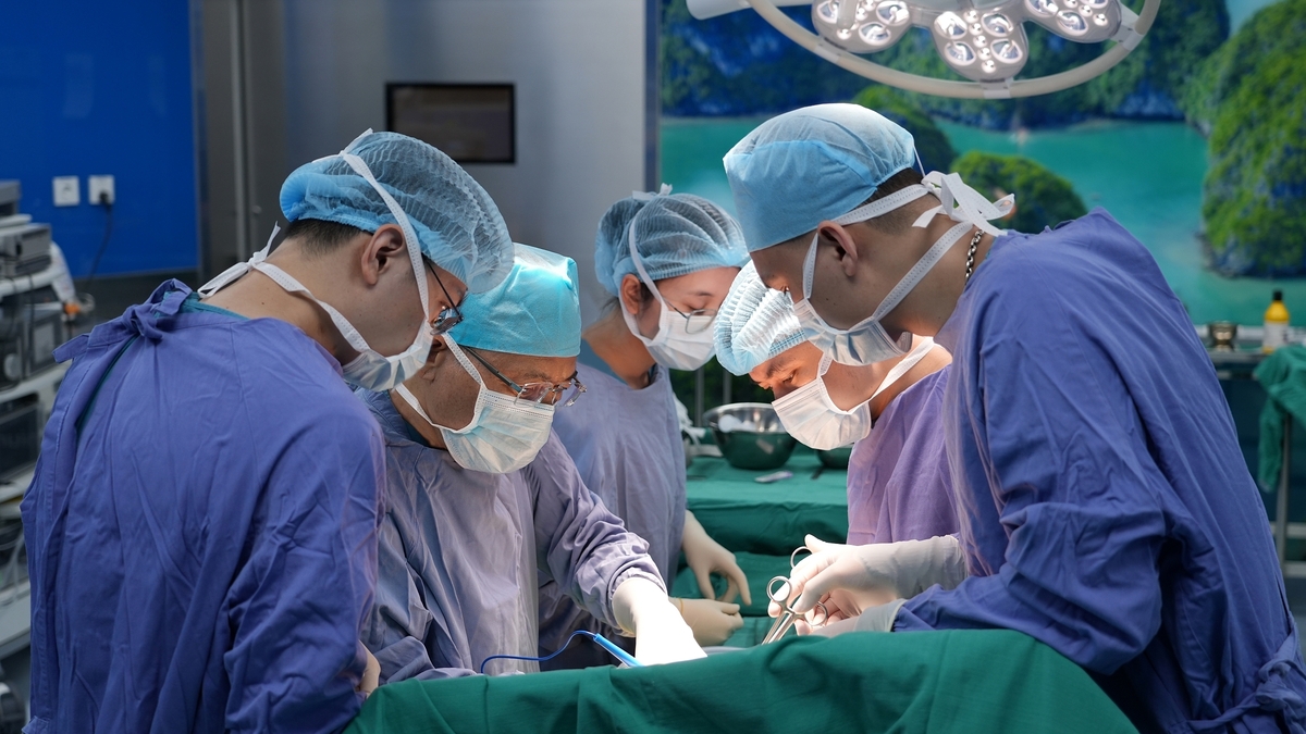 Cứu bệnh nhân bị bó sắt 3 tấn đè dập nội tạng